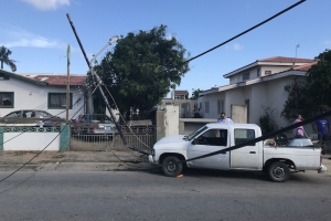 Chauffeur a blackout tras di stuur y dal den palo di luz