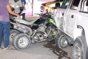 Accidente ta laga quadracer pega den auto
