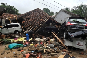 Tsunami ta laga mas di 220 persona morto na Indonesia 