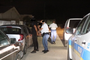 Cuater persona deteni marduga y a confisca hopi articulo