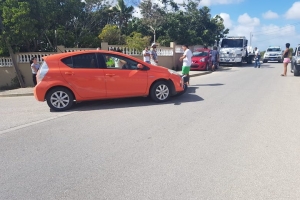 Brommer a dal den auto cu a sali su dilanti na Sabana Blanco