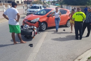 Brommer a dal den auto cu a sali su dilanti na Sabana Blanco