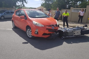 Brommer a dal den auto cu a sali su dilanti na Sabana Blanco