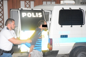 Polis a detene conocido di polis, busca pa varios kiebro