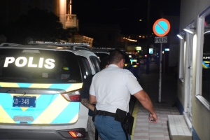 Polis a detene conocido di polis, busca pa varios kiebro