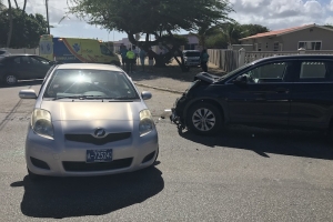 Accidente di trafico ta laga tres auto hopi kibra na Tanki Leendert