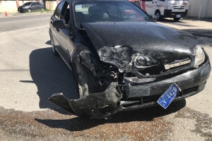 Accidente di trafico ta laga tres auto hopi kibra na Tanki Leendert