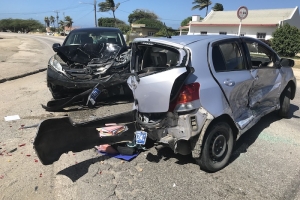 Accidente di trafico ta laga tres auto hopi kibra na Tanki Leendert