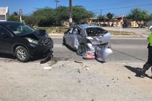 Accidente di trafico ta laga tres auto hopi kibra na Tanki Leendert