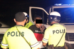 Tabatin 13 detencion menos e aña aki durante parada di Flambeu
