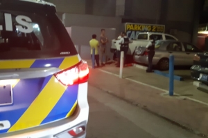 Ladron a kibra glas di auto pa horta aden durante parada di Flambeu