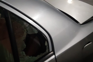 Ladron a kibra glas di auto pa horta aden durante parada di Flambeu
