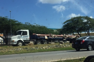 Structura di hero ta cay for di flatbom y causa daño na auto y caminda