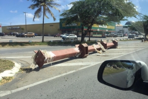 Structura di hero ta cay for di flatbom y causa daño na auto y caminda