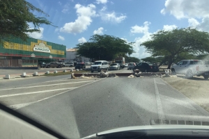 Structura di hero ta cay for di flatbom y causa daño na auto y caminda