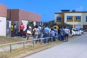 Entre 800 pa 900 cliente a busca nan plachi di auto riba prome dia 