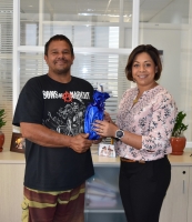 Giomar Heronimo ta e prome cliente cu a paga y ricibi su plachi pa 2019