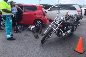 Chauffeur ta sali dilanti motorciclista y causa accidente na rotonde ex Drive Inn