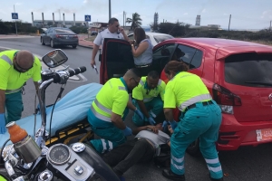 Chauffeur ta sali dilanti motorciclista y causa accidente na rotonde ex Drive Inn
