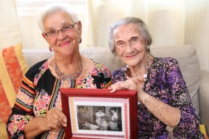 Señora Rie van Gaalen a cumpli e bunita edad di 100 aña