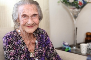 Señora Rie van Gaalen a cumpli e bunita edad di 100 aña