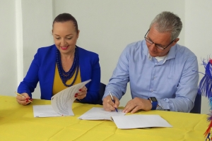 Cruz Cora Aruba y SMAC ta firma acuerdo pa CarnavaL 65