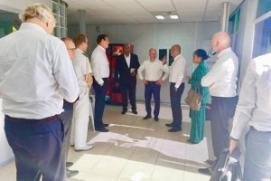 Raymond Knops a bishita facilidad di Ser’i Teishi