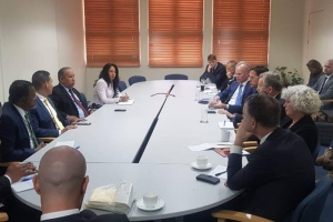 Lidernan di fraccion di Aruba a topa cu gobernantenan Hulandes
