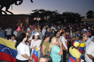 Gran parti di Plaza Bolivar a keda cubri cu Venezolanonan na Aruba 