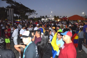 Gran parti di Plaza Bolivar a keda cubri cu Venezolanonan na Aruba 