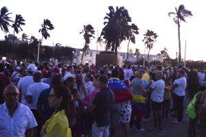 Gran parti di Plaza Bolivar a keda cubri cu Venezolanonan na Aruba 