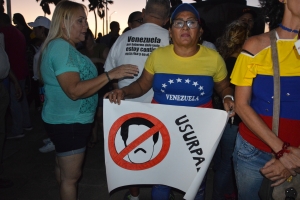 Gran parti di Plaza Bolivar a keda cubri cu Venezolanonan na Aruba 