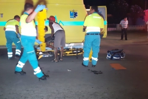 Auto a dal peaton crusando caminda na Shaba