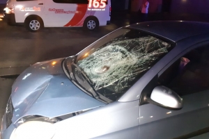 Auto a dal peaton crusando caminda na Shaba