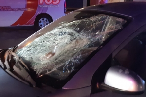 Auto a dal peaton crusando caminda na Shaba