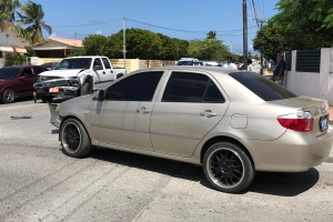 Accidente cu basta daño material cu tres auto patras di Plaza Betico Croes