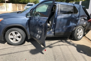 Accidente cu basta daño material cu tres auto patras di Plaza Betico Croes