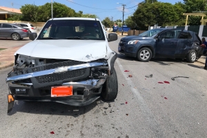 Accidente cu basta daño material cu tres auto patras di Plaza Betico Croes