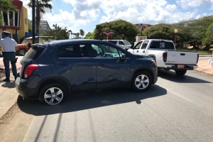 Accidente cu basta daño material cu tres auto patras di Plaza Betico Croes