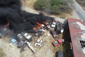 Candela grandi a destrui un garage na Santa Marta