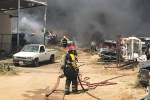 Candela grandi a destrui un garage na Santa Marta