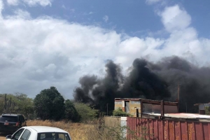 Candela grandi a destrui un garage na Santa Marta