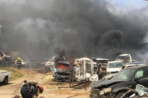 Candela grandi a destrui un garage na Santa Marta