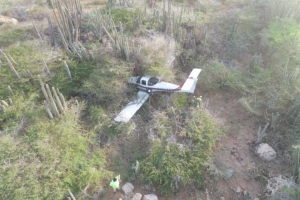 E avioneta Piper accidenta a keda casi intacto despues di impacto