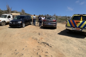 Un tourguide hoben a fayece den laman na altura di Conchi