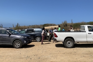 Un tourguide hoben a fayece den laman na altura di Conchi