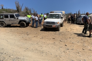 Un tourguide hoben a fayece den laman na altura di Conchi
