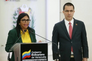 Vice Presidente Venezolano a reuni cu Embahador Hulandes riba ciere di frontera 