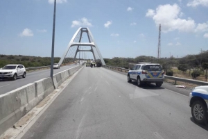 Chauffeur ta bolter auto riba Green Corridor pabou di brug 