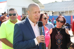 Don Milo Croes (dfm) honra na apertura di parada Playa